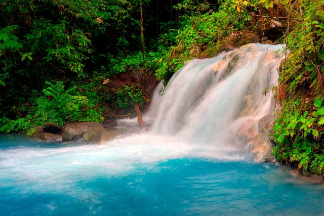nature-hike-to-five-waterfalls-at-sensoria-river-cascade-slow-shutter-speed-photo-rincon-de-la-vieja.jpg